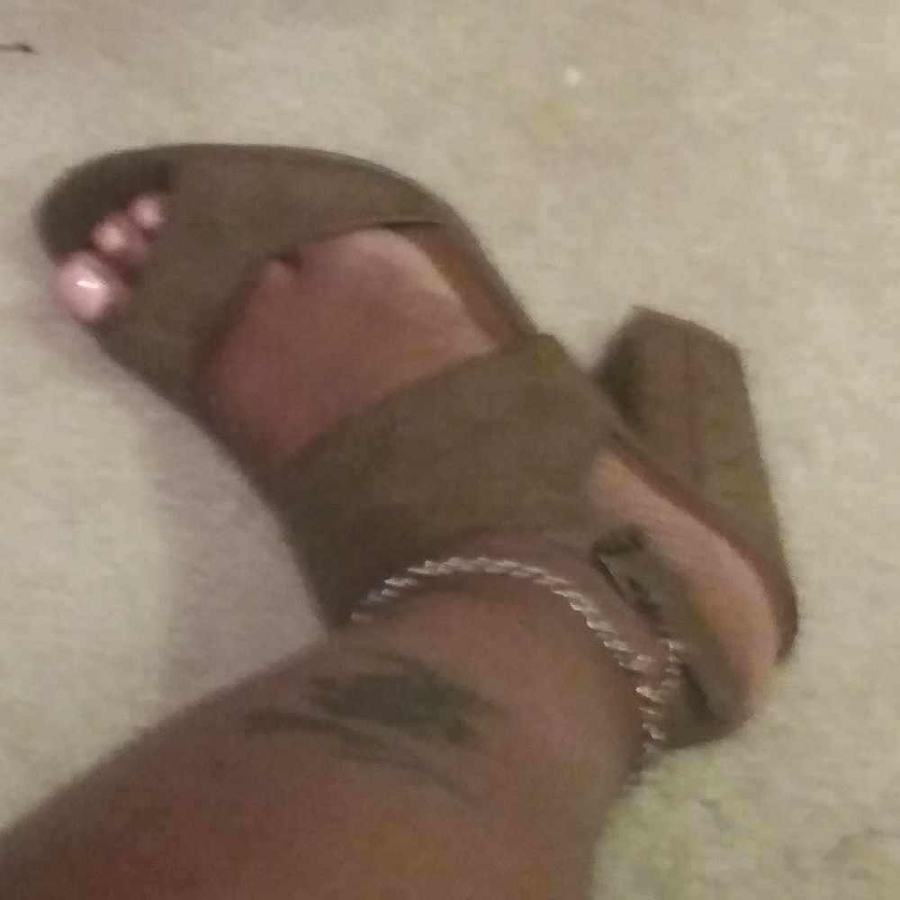 Heels - Picture 3 of 3